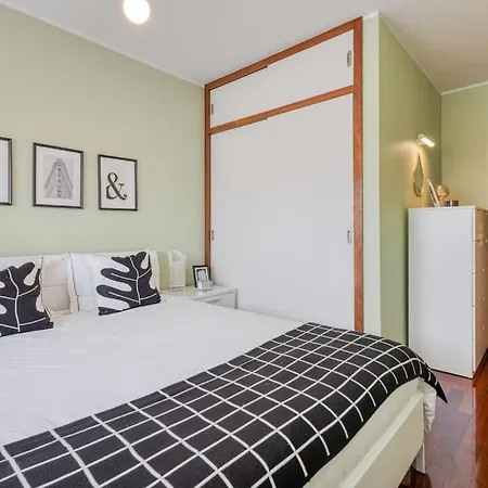 Blue House By The 莱萨·达·帕尔梅拉