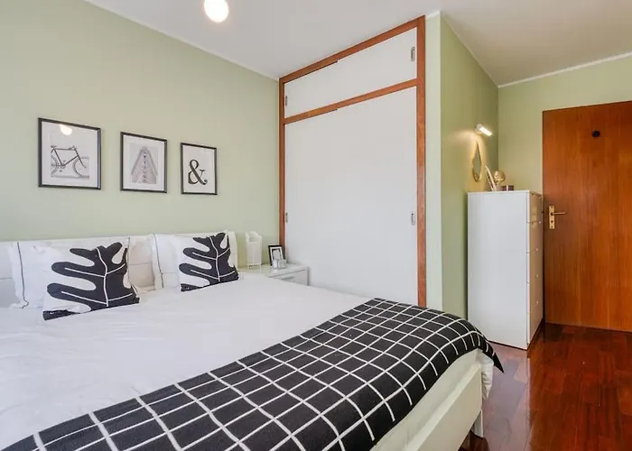 Blue House By The 莱萨·达·帕尔梅拉